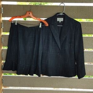 Ingenuity Women's business Skirt suit blazer size‎ 4 black and silver